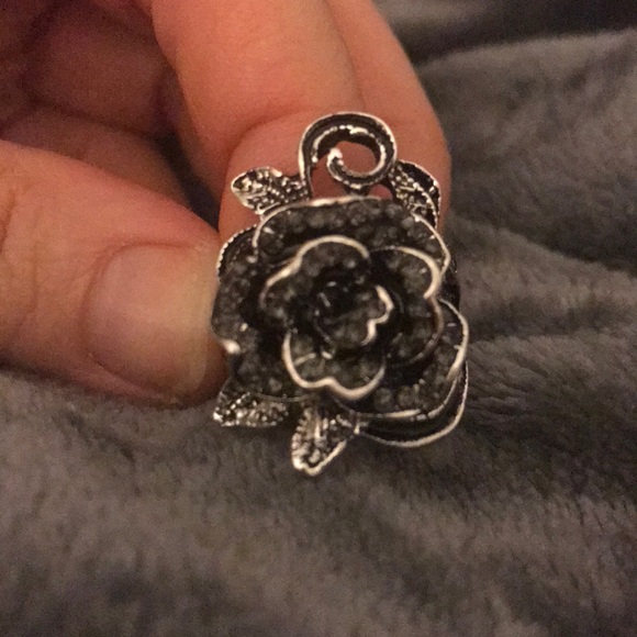 Intricate silver flower ring costume jewelry NWT - Picture 3 of 3
